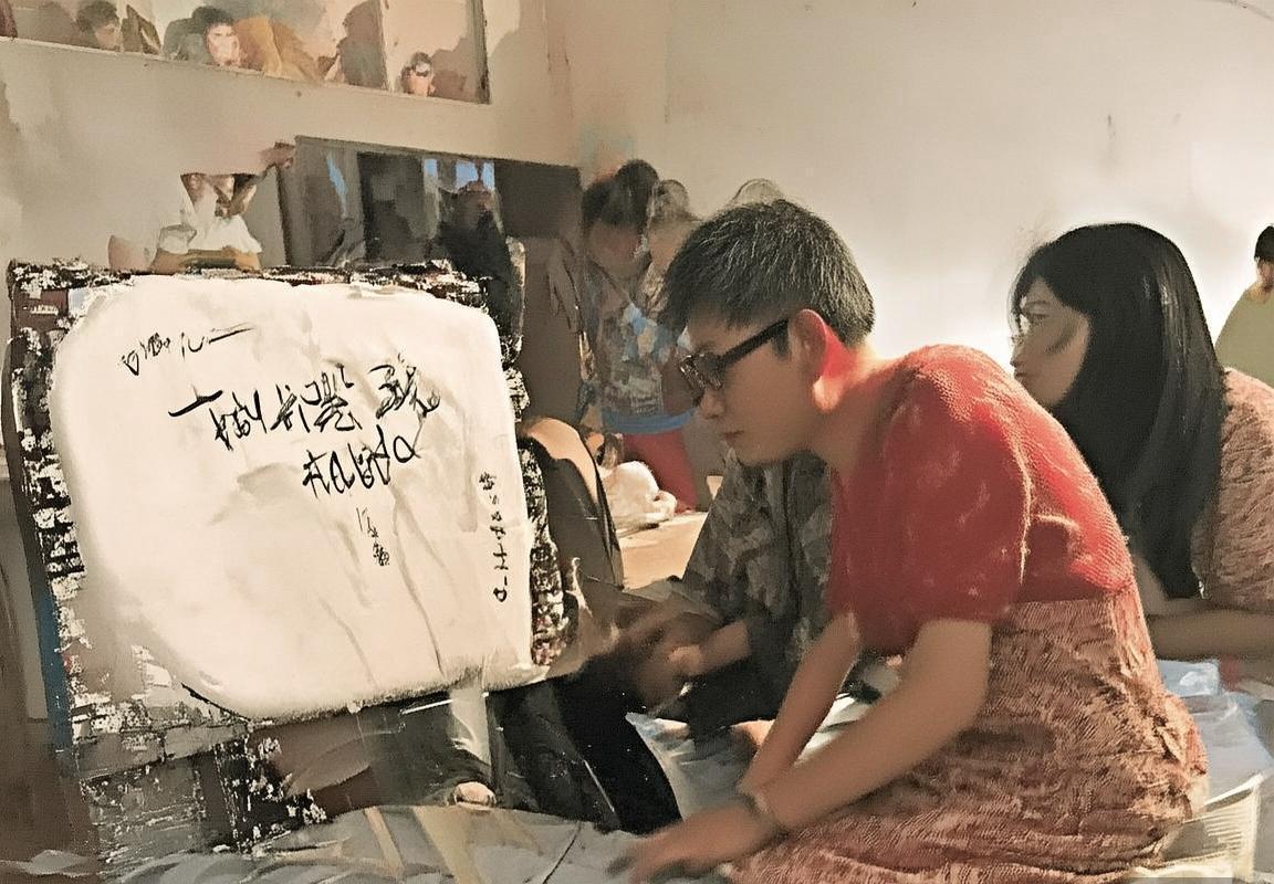 杨幂VOGUE封面大片：低饱和度妆容与经典盘发造型演绎时尚大片